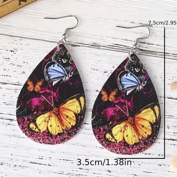 Retro Butterfly 🦋 PU Leather Earrings - Picture 3 of 4